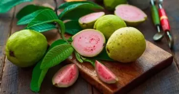 8 فوائد صحية لفاكهة الجوافة وأوراقها